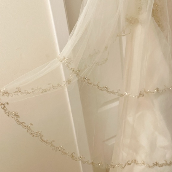 Custom made French lace wedding gown size 4-6 come with matching head piece - Picture 14 of 14